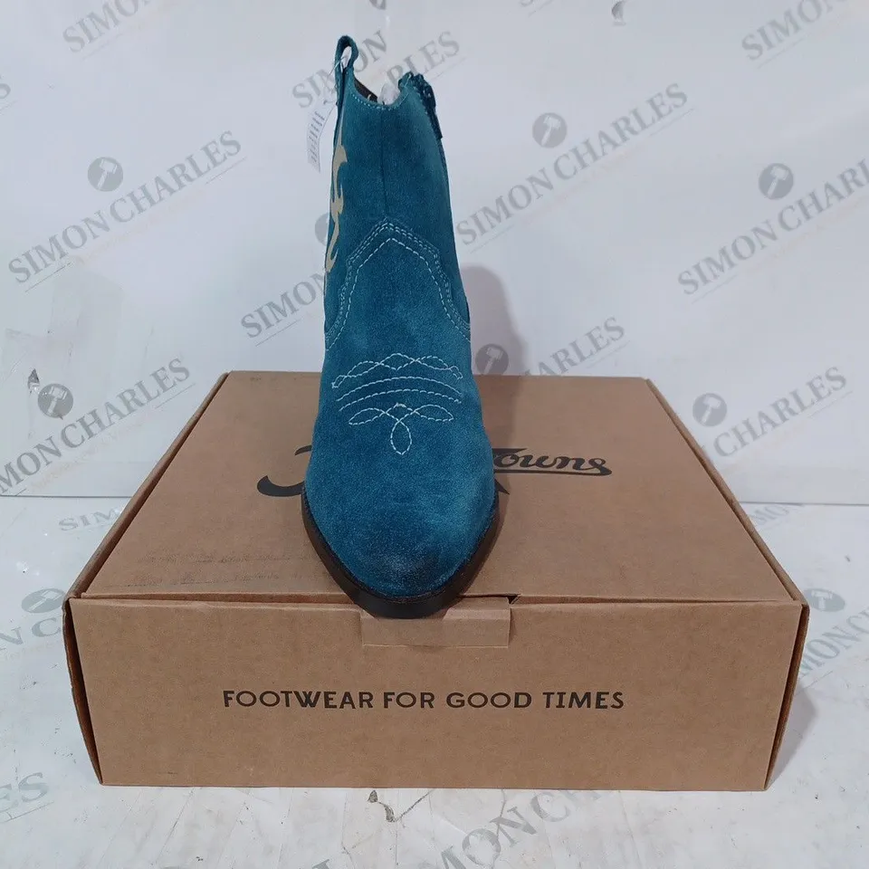 BOXED PAIR OF JOE BROWNS COWBOY STYLE SUEDE BOOTS IN BLUE UK SIZE 7