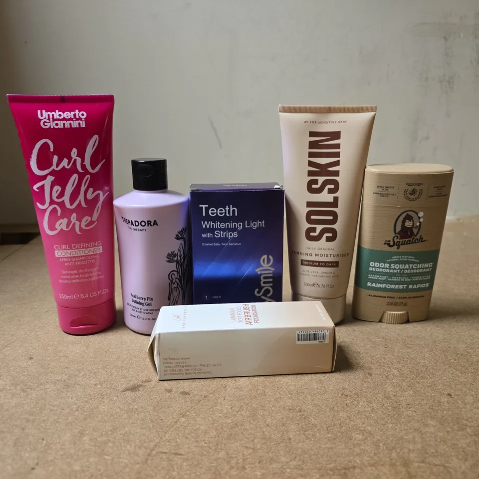 TOTE OF APPROXIMATELY 20 ASSORTED COSMETIC ITEMS TO INCLUDE UMBERTO GIANNI, TREPADORA, TEETH WHITENING STRIPS, SOLSKIN, DR SQUATCH ETC