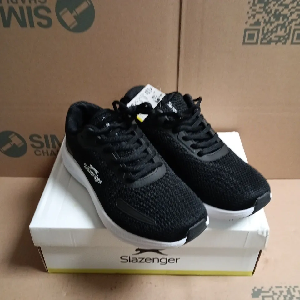 BOXED PAIR OF SLAZENGER ASSENT TRAINERS IN BLACK - 7