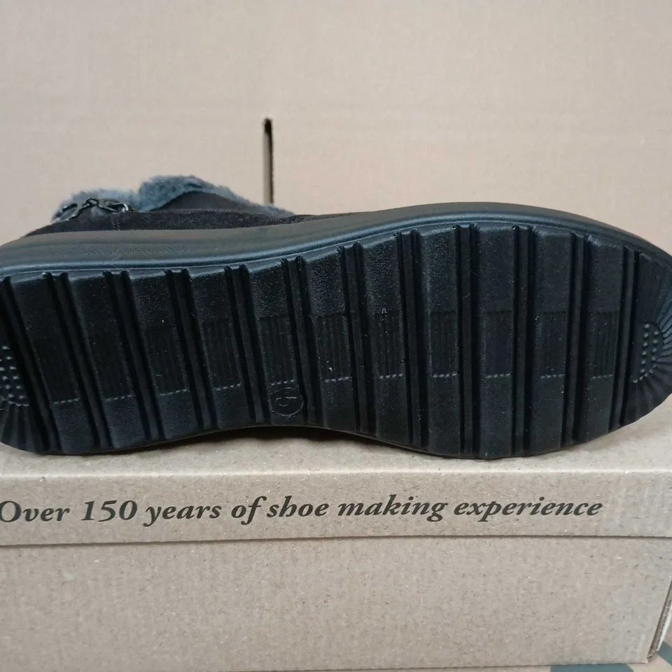 BOXED PAIR OF WOMEN'S SUEDE ANKLE BOOTS WITH FAUX FUR TRIM – BLACK - UK SIZE 5