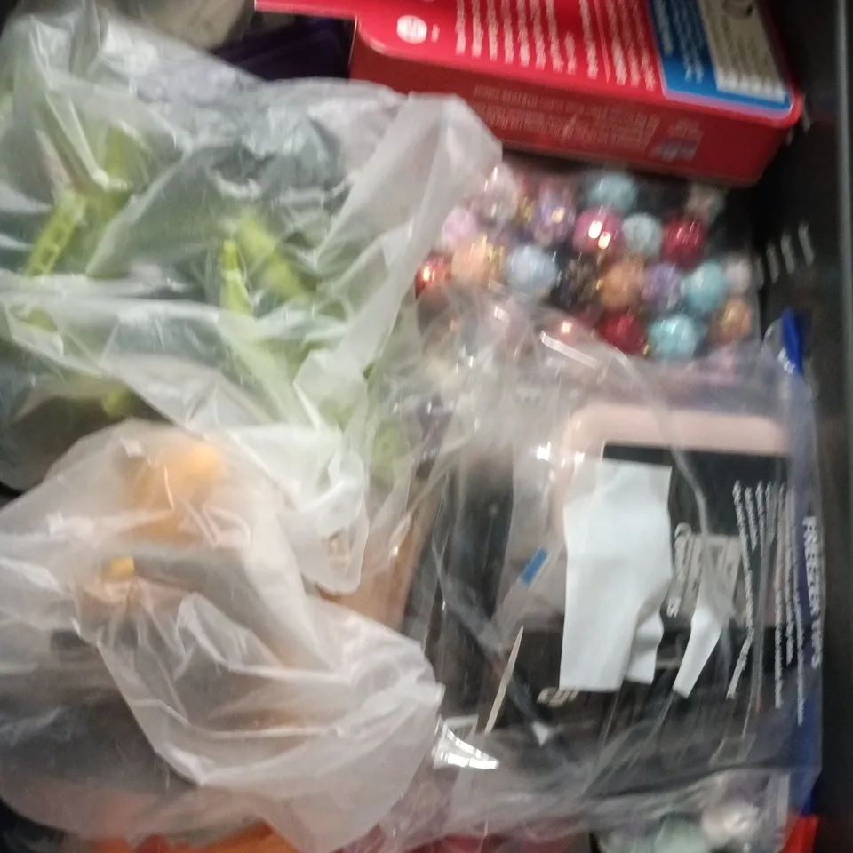 APPROXIMATELY 10 ASSORTED TOYS & GAMES PRODUCTS TO INCLUDE KEY RING, SABOTEUR 2, PRINCESS PRINT ETC 