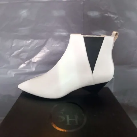 BOXED ASH COSMOS WHITE/BLACK SIZE 37