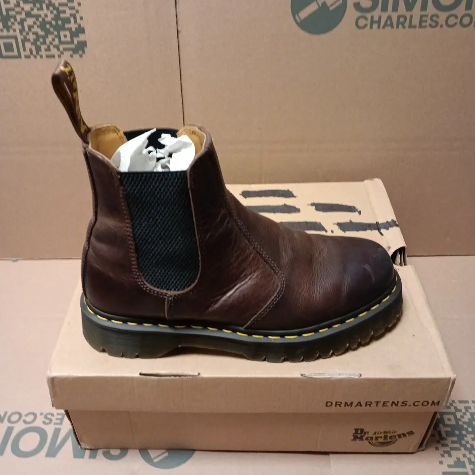 BOXED PAIR OF DR MARTENS MONO BOOTS IN BROWN - UK 7