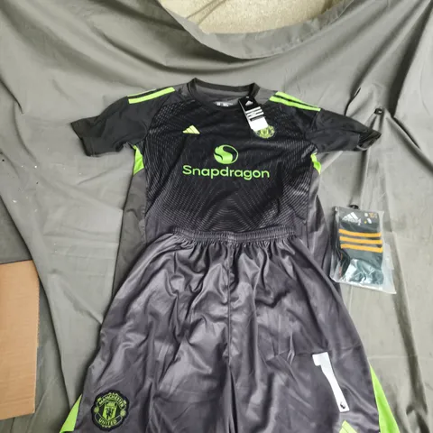 OFFICIAL MANCHESTER UNITED GOALKEEPER KIT WITH SHORTS & SOCKS -  THE NAME CRUMP ON THE BACK - SIZE 28