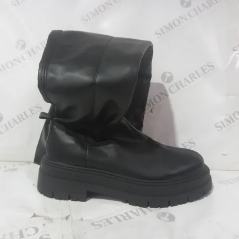 BOXED PAIR OF DESIGNER THIGH HIGH BOOTS IN BLACK EU SIZE 38