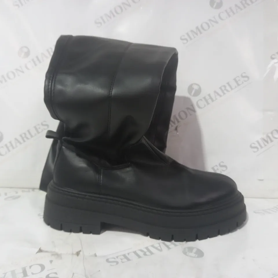 BOXED PAIR OF DESIGNER THIGH HIGH BOOTS IN BLACK EU SIZE 38