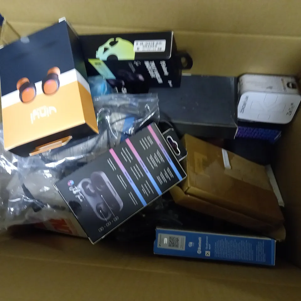 APPROXIMATELY 15 ASSORTED ELECTRICALS TO INCLUDE SKULLCANDY EARBUDS, HP PAVILLION GAMING MOUSE 200, ELECTRICAL TRIMMER, ETC