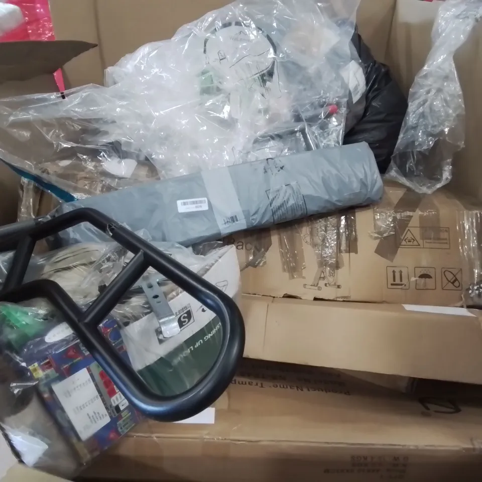 PALLET OF ASSORTED HOUSEHOLD ITEMS TO INCLUDE FOLDING STEP LADDER, RETRACTABLE SAFETY GATES AND MICROWAVE OVEN