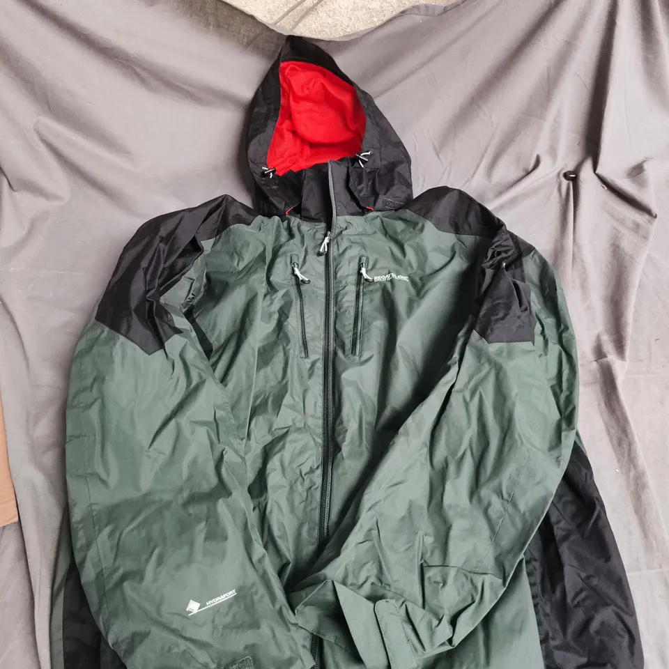 REGATTA GREAT OUTDOORS WATERPROOF JACKET – UK XXL, GREEN/BLACK