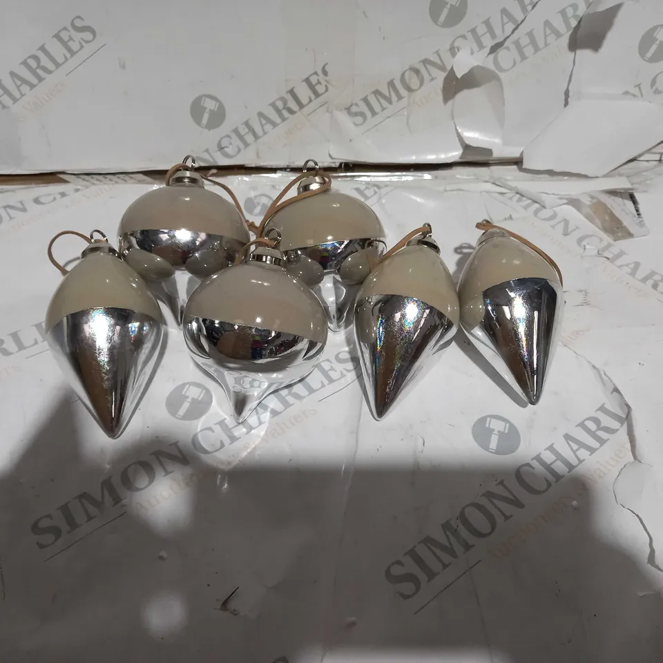 SET OF 6 BAUBLES LIGHT TAUPE/SILVER