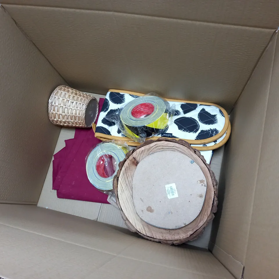 BOX OF ASSORTED ITEMS TO INCLUDE VARIOUS FAUX FOOD, A PAIR OF OVEN GLOVES AND FAUX PLANTS