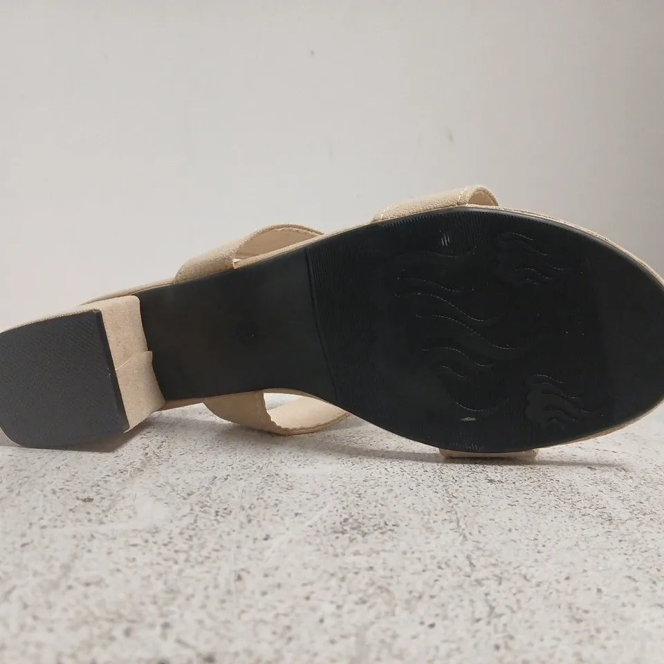 BOXED PAIR OF UNBRANDED OPEN TOE LOW BLOCK HEEL SANDALS IN SAND SIZE EU 37