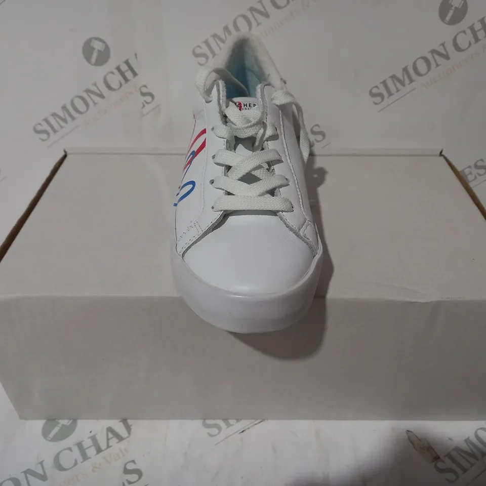 BOXED SKECHERS SHOES IN WHITE W. RED/BLUE HEART DESIGN UK SIZE 3