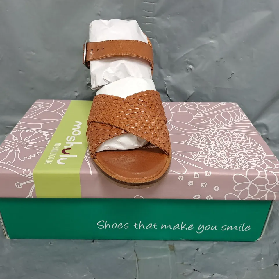 BOXED PAIR OF MOSHULU OPEN TOE LOW BLOCK HEEL SANDALS IN TAN SIZE UK 5