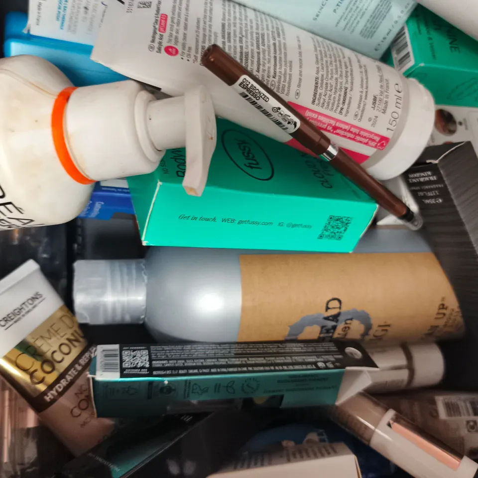 APPROX 12 ASSORTED BEAUTY PRODUCTS TO INCLUDE DOVE BODY WASH, CETAPHIL MOISTURISING CREAM, BEDHEAD MENS CONDITIONER, ETC