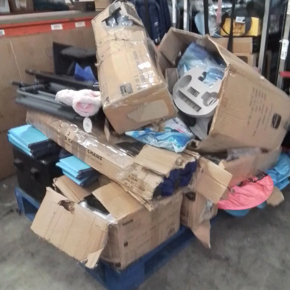 PALLET OF ASSORTED HOUSEHOLD GOODS AND PRODUCTS TO INCLUDE;CAMPING CHAIRS,AIR FRYER,GRAVITY CHAIRS