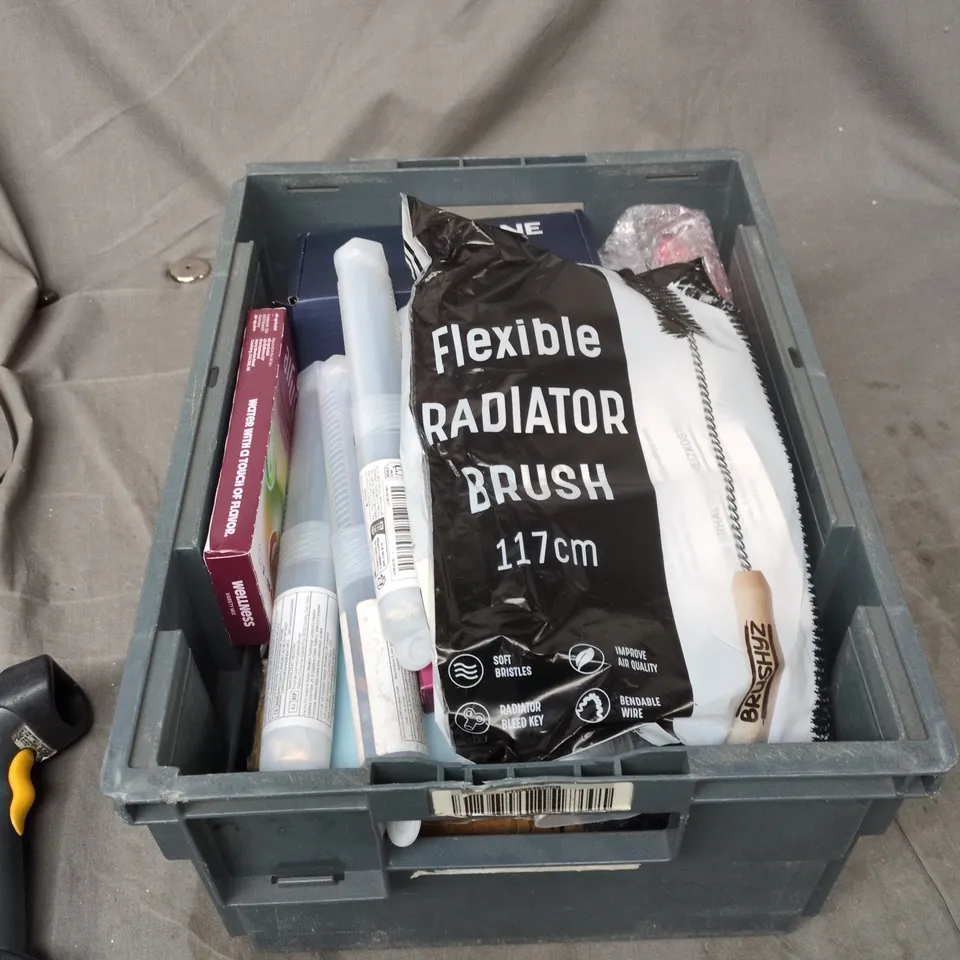 TOTE OF APPROXIMATELY 12 ASSORTED ITEMS TO INCLUDE: FLEXIBLE RADIATOR BRUSH 