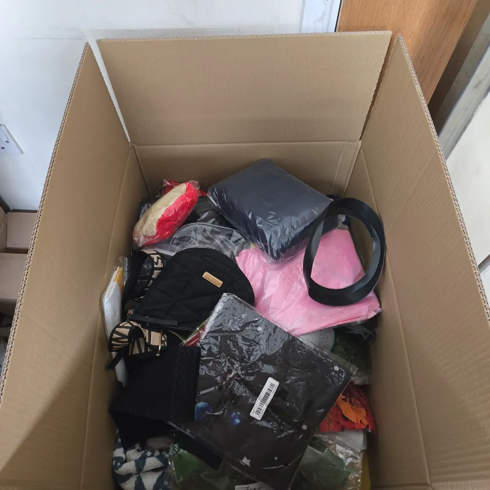 LARGE BOX OF ASSORTED HOUSEHOLD ITEMS/ACCESSORIES. 