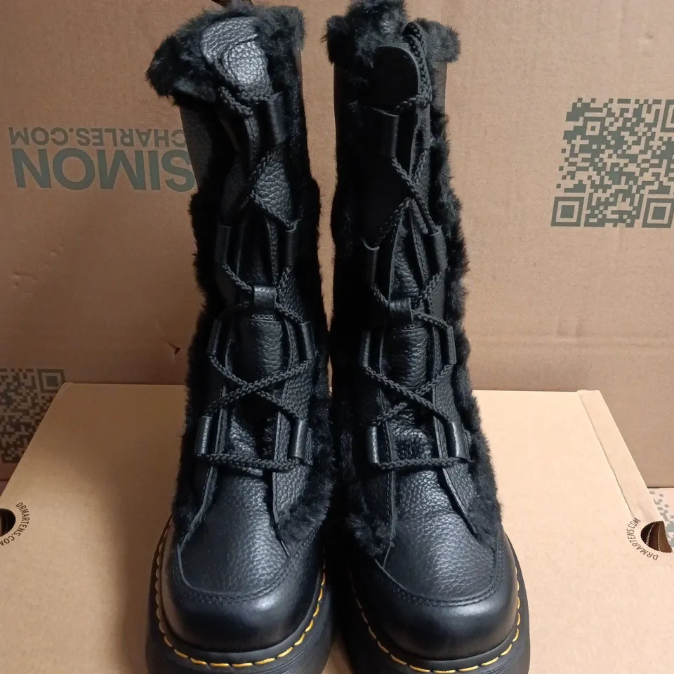 BOXED PAIR OF DR. MARTENS BUXX LACE BOOTS - UK SIZE 6.5