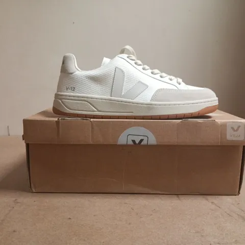 BOXED PAIR OF VEJA TRAINERS IN WHITE SIZE UK W7/M6