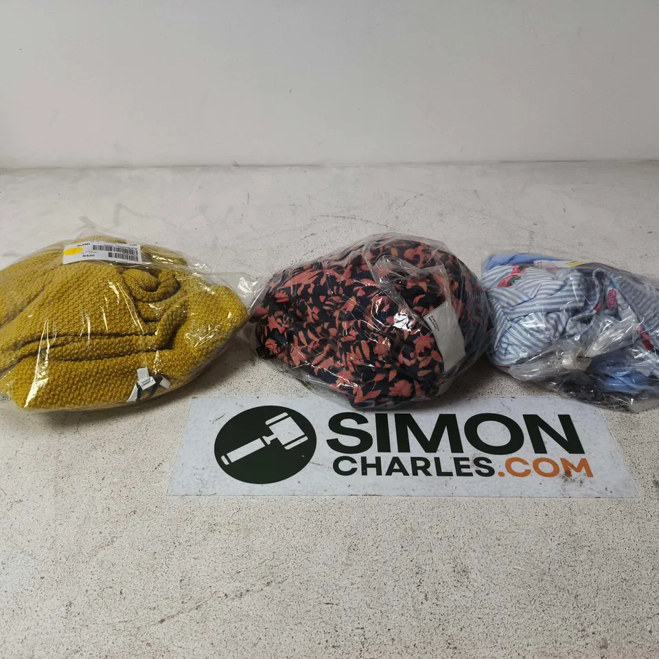 BOX OF APPROXIMATELY 30 ASSORTED CLOTHING ITEMS TO INCLUDE: WHITE STUFF, K&C AND D&C