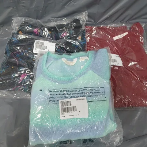 APPROXIMATELY 10 ASSORTED CLOTHING ITEMS TO INCLUDE BLOUSE, JUMPER, DRESS, ETC