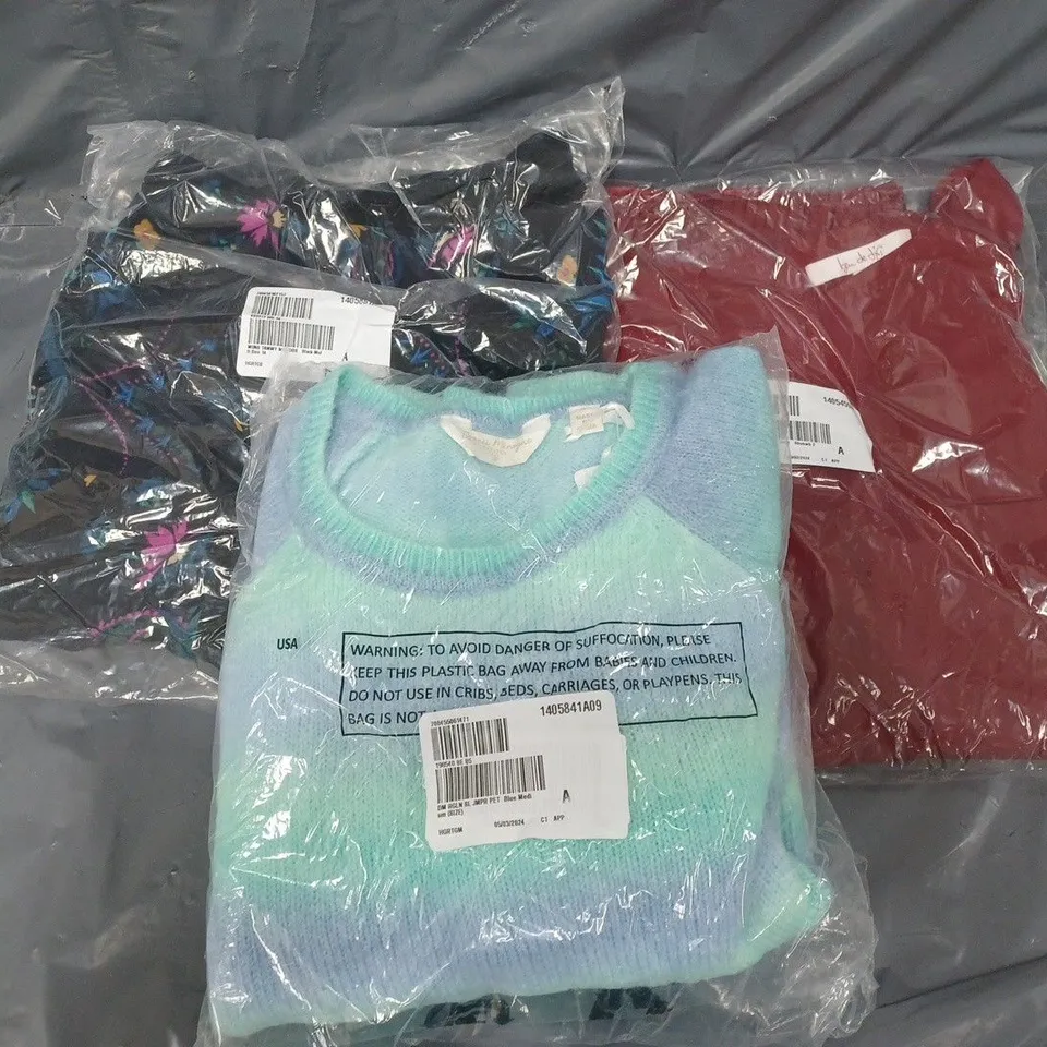 APPROXIMATELY 10 ASSORTED CLOTHING ITEMS TO INCLUDE BLOUSE, JUMPER, DRESS, ETC