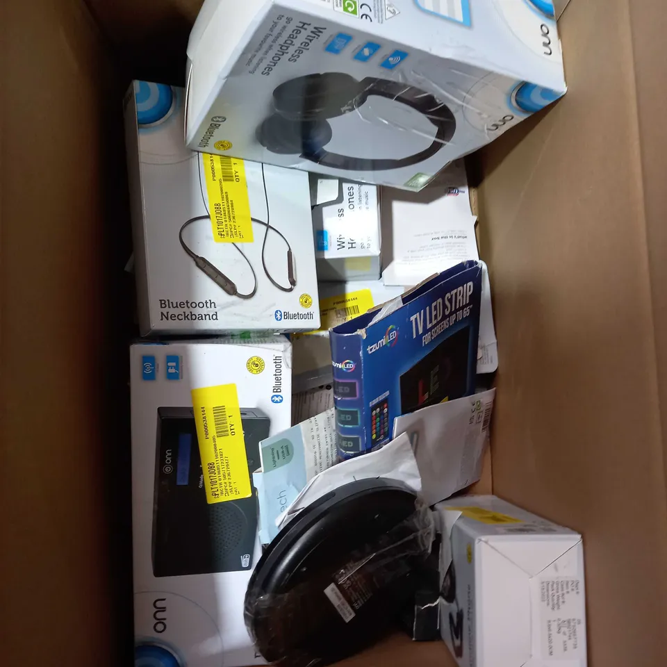 LOT OF APPROXIMATELY 20 ASSORTED ELECTRICAL PRODUCTS TO INCLUDE BLACK WEB , GOOGLE CHROME , ASDA TECH ECT