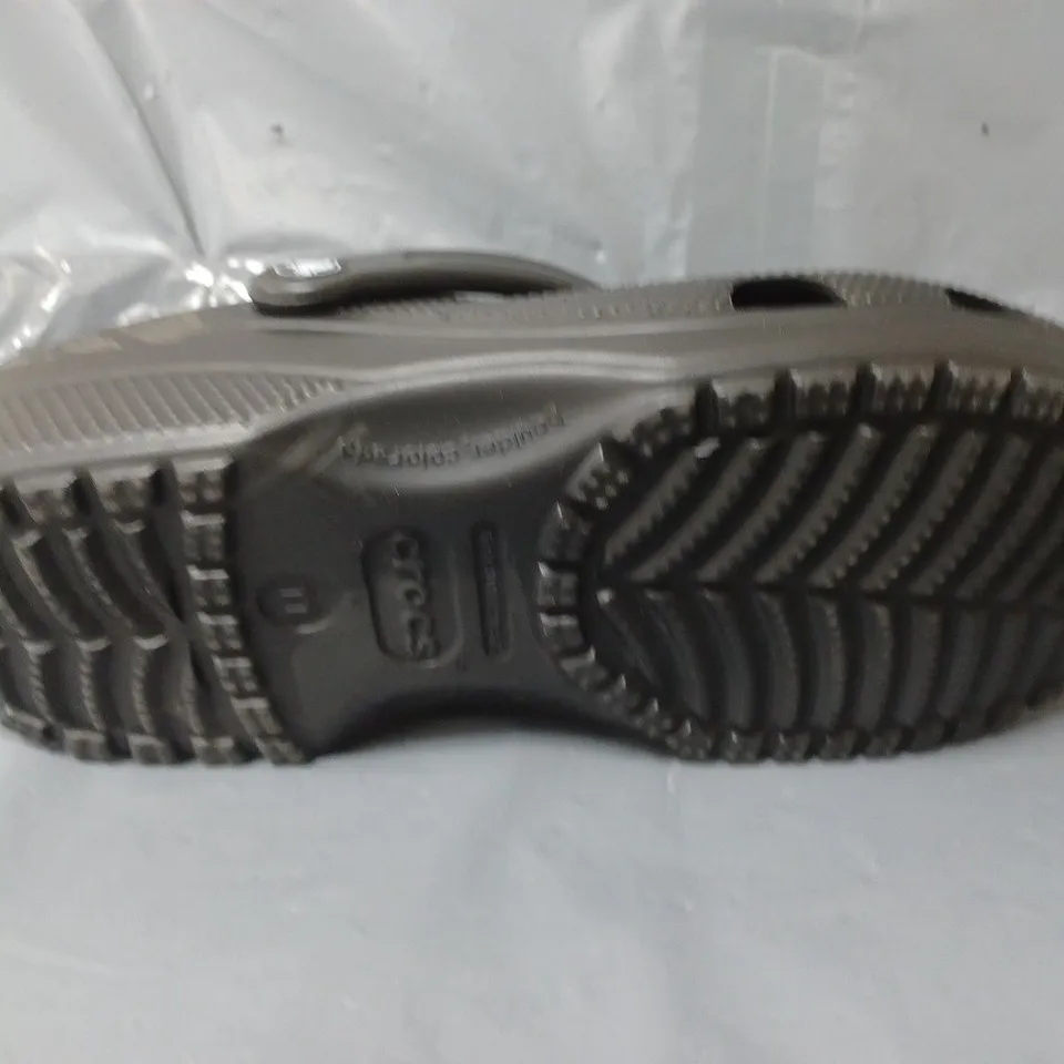 PAIR OF CLASSIC CROCS IN BLACK - M11