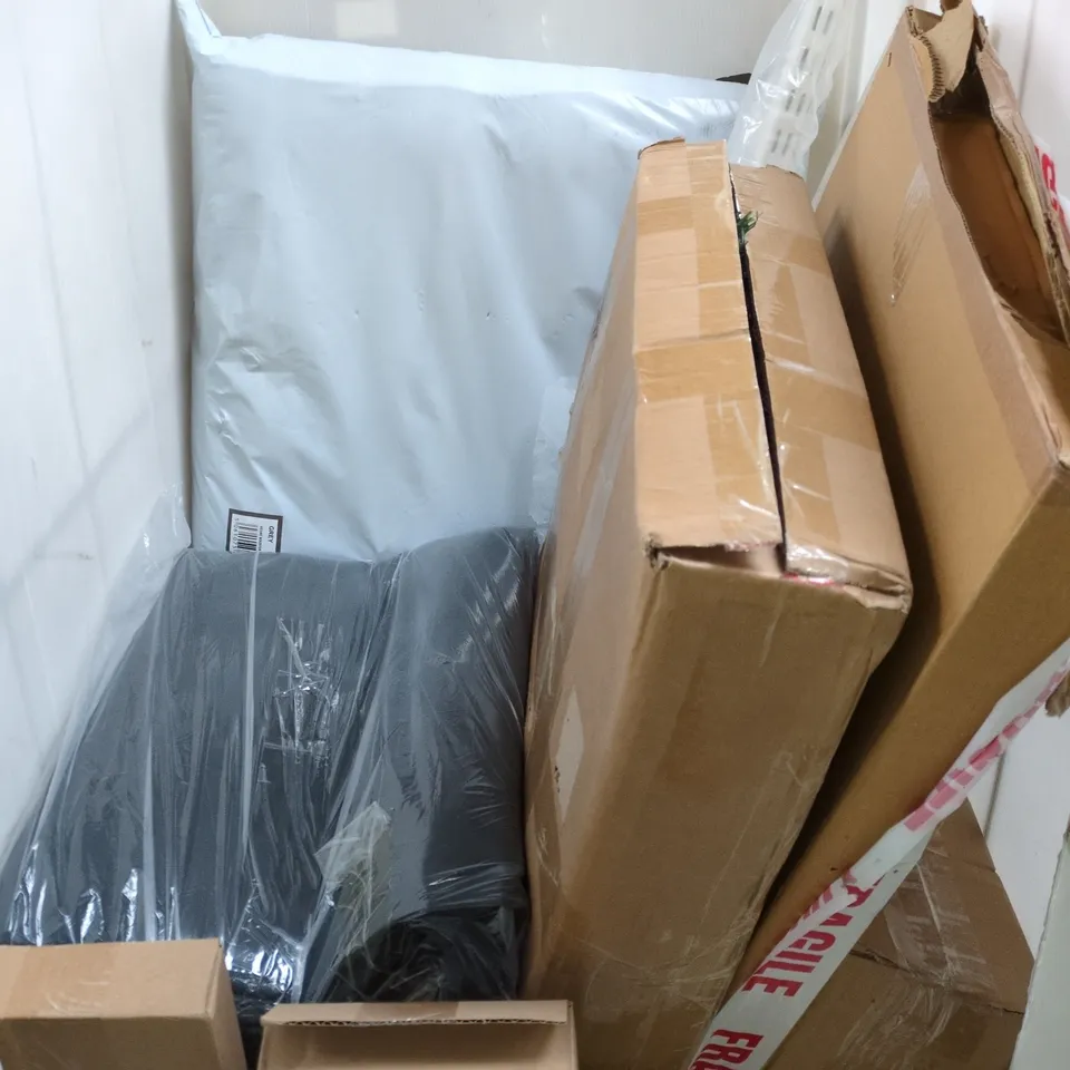 CAGE OF APPROXIMATELY 15 ASSORTED HOUSEHOLD ITEMS TO INCLUDE - PAIR OF CUSHIONS - WASHING UP BOWL AND A FOOD TRAY WITH LID - COLLECTION ONLY