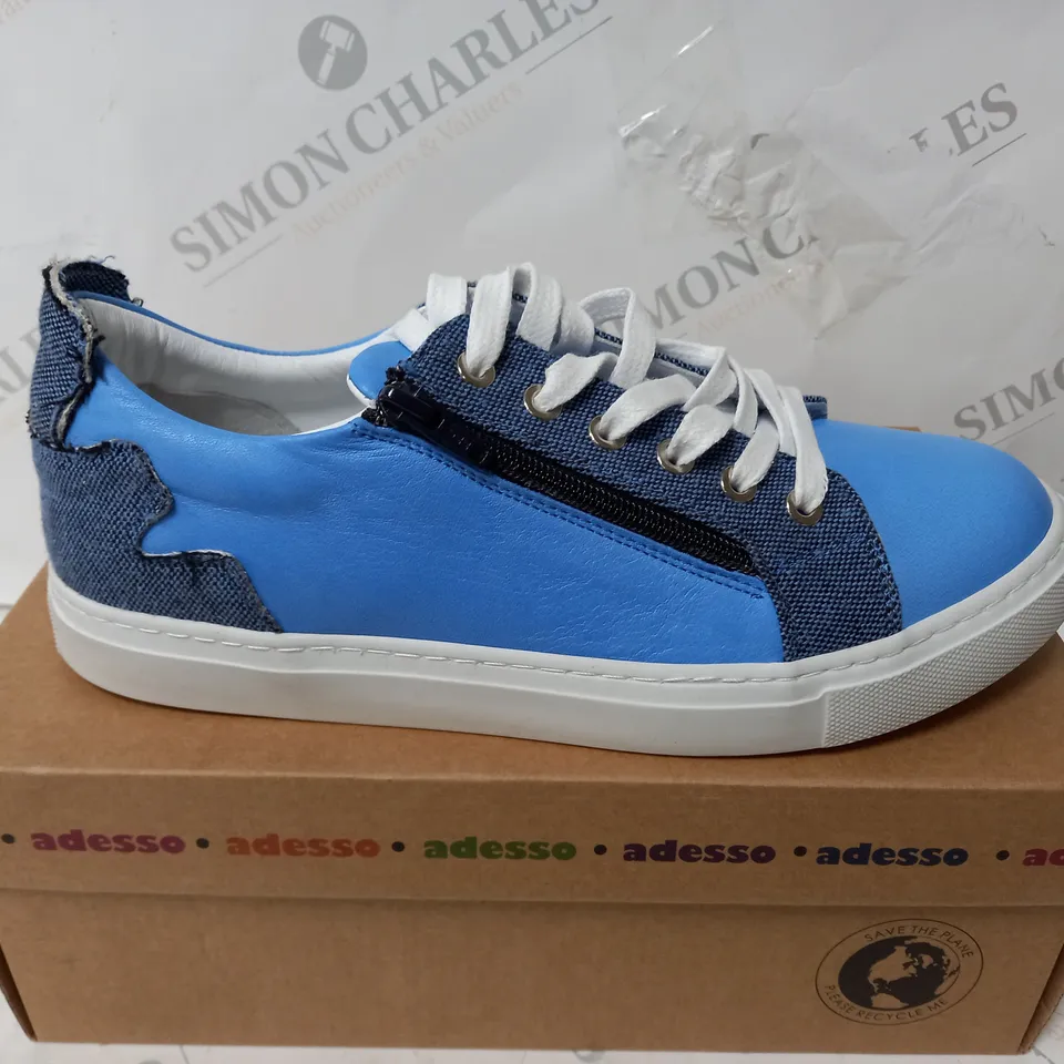 BOXED PAIR OF ADESSO FAYE ZIP TRAINERS IN BLUE - SIZE 7