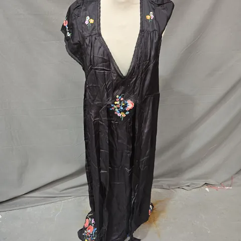 RIXO CAREY DRESS ORCHID EMBROIDERY BLACK – UK 20 (3XL)