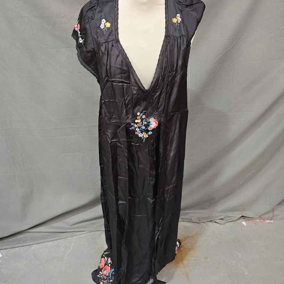 RIXO CAREY DRESS ORCHID EMBROIDERY BLACK – UK 20 (3XL)