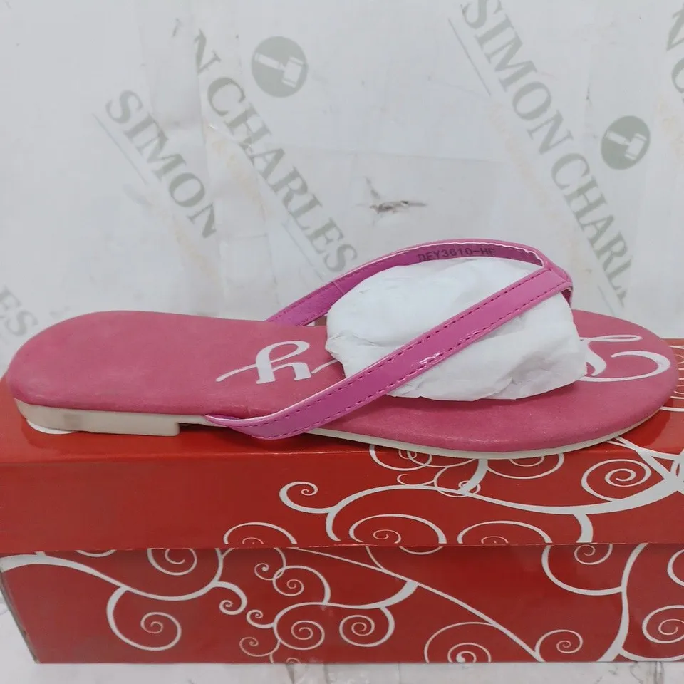 BOX OF APPROXIMATELY 20 ASSORTED SHOES TO INCLUDE BLACK HEELS, GOLD HEELS, PINK FLIP FLOPS ETC