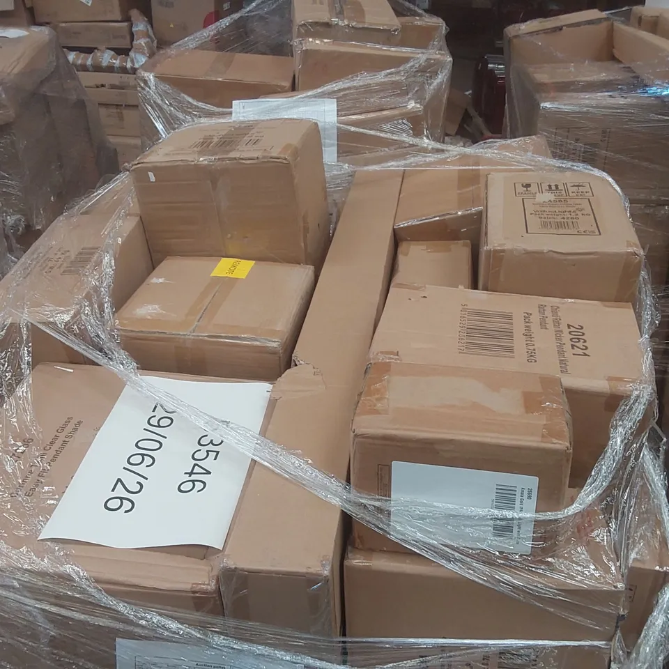 PALLET CONTAINING A LARGE QUANTITY OF ASSORTED LIGHTING PRODUCTS