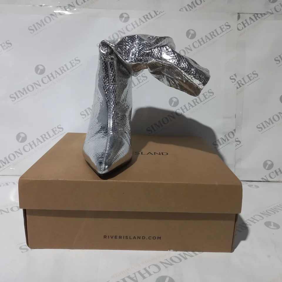 BOXED PAIR OF RIVER ISLAND LYDIA POINTED TOE HEELED BOOTS IN METALLIC SILVER COLOUR UK SIZE 5
