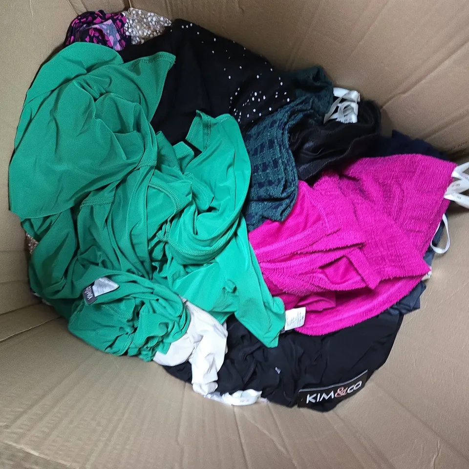 APPROXIMATELY 15 ASSORTED CLOTHING ITEMS IN VARIOUS SIZES, COLOURS & STYLES TO INCLUDE TOPS, SKIRTS, TROUSERS, ETC - COLLECTION ONLY