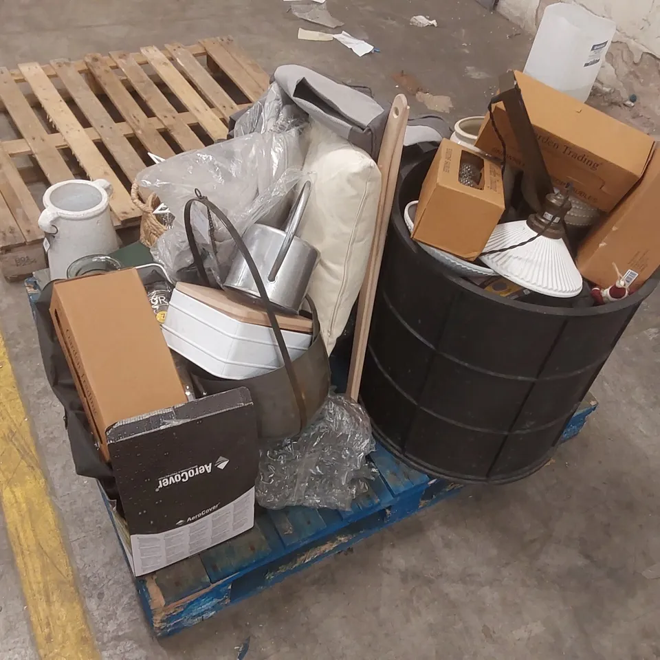 PALLET CONTAINING A LARGE QUANTITY OF ASSORTED GARDEN/HOME FURNITURE AND DECORATION PARTS