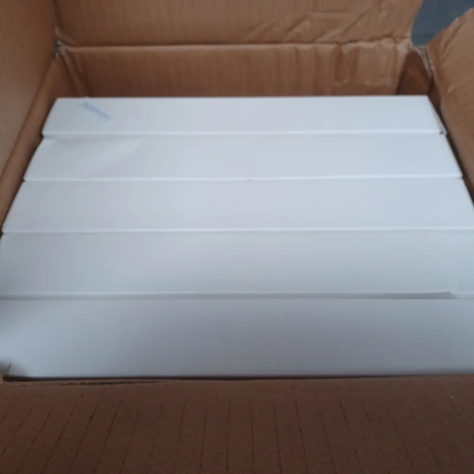 BOX OF APPROXIMATELY 6 HEAD 3X EAU DE TOILETTE POUR FEMME 50ML