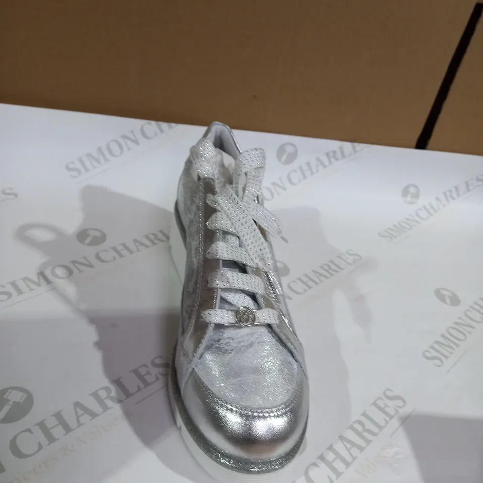 MODA WHITE  TRAINERS SIZE 8