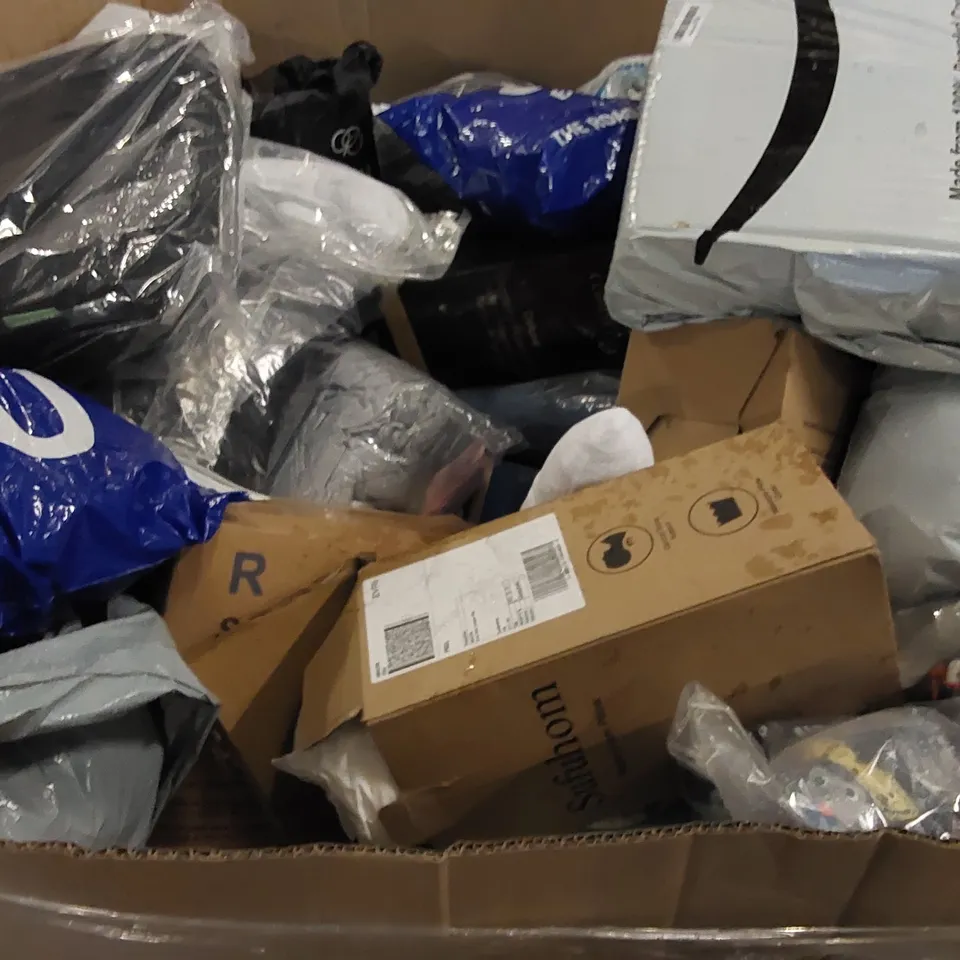 PALLET OF ASSORTED ITEMS INCLUDING: BEDDING, PILLOWS, AND BABY ITEMS 