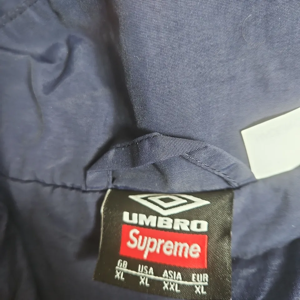 UMBRO X SUPREME WINDBREAKER JACKET – NAVY, UK XL