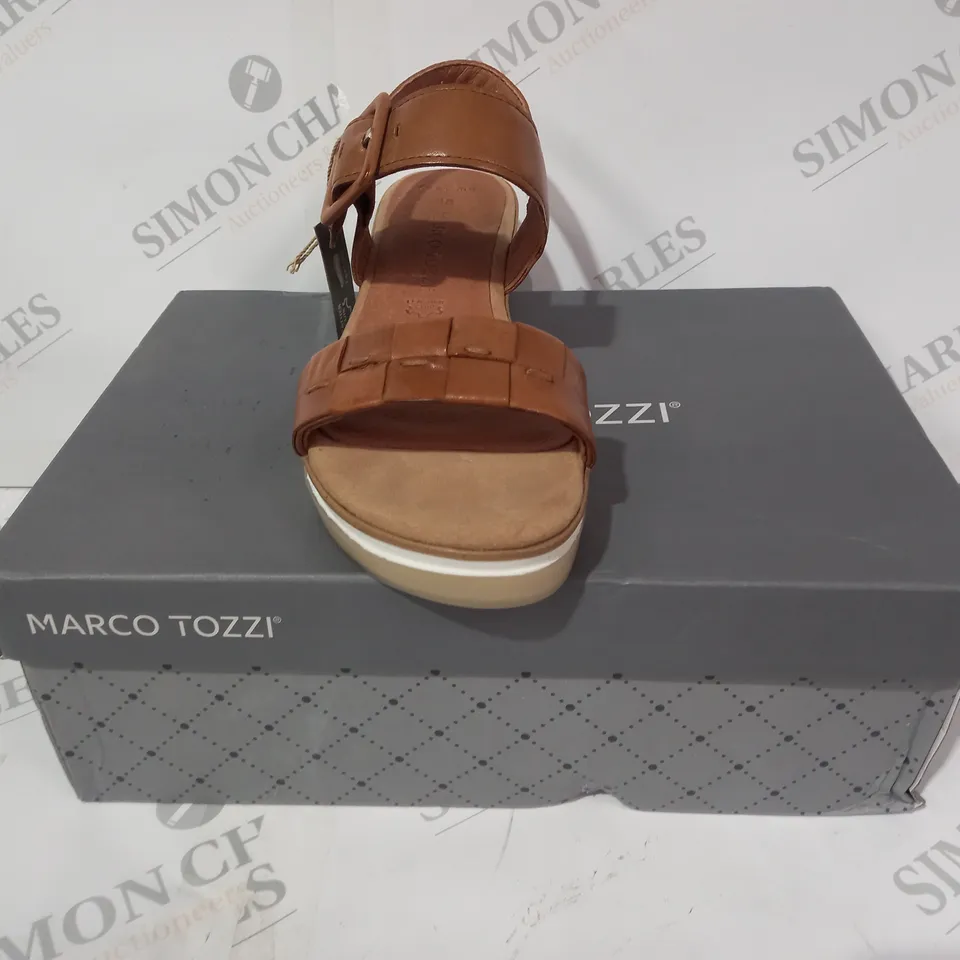 BOXED PAIR OF MARCO TOZZI OPEN TOE LOW WEDGE SANDALS IN TAN EU SIZE 38