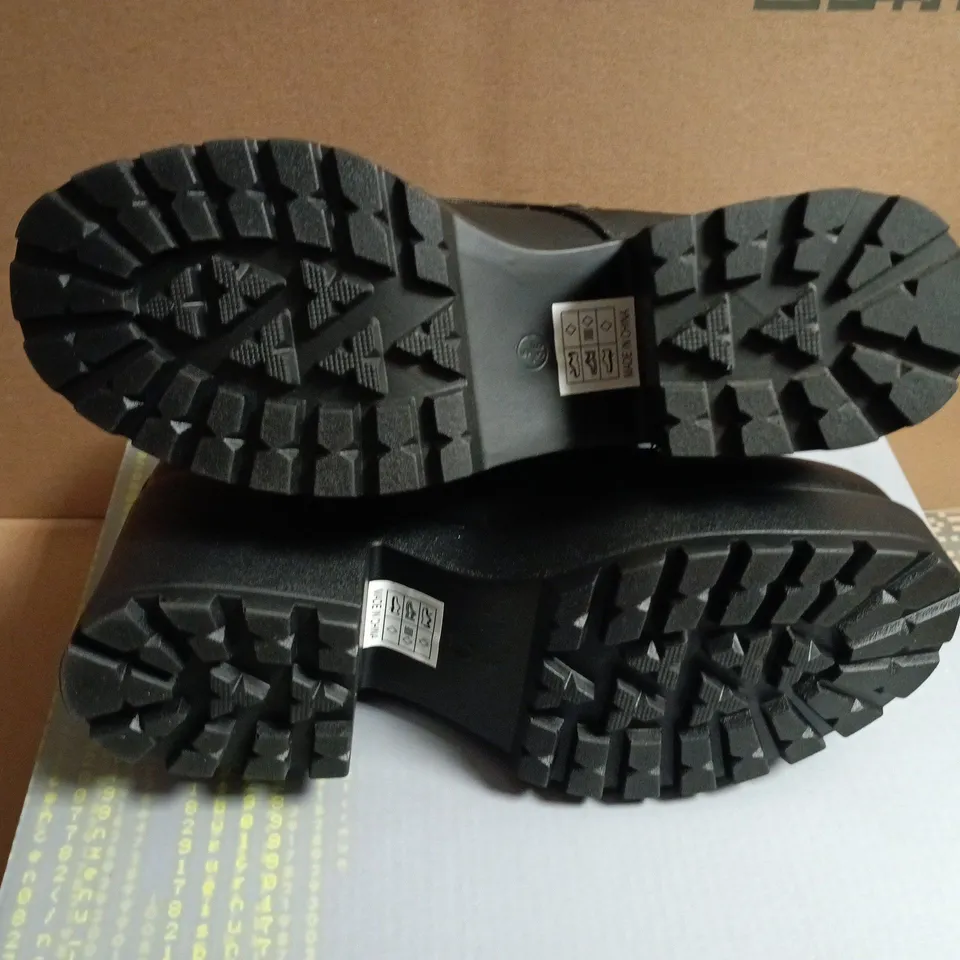 BOXED KOI GIN PLATFORM MILITARY BOOTS – BLACK LEATHER-LOOK, LACE-UP WITH SIDE ZIP - 5 / 38