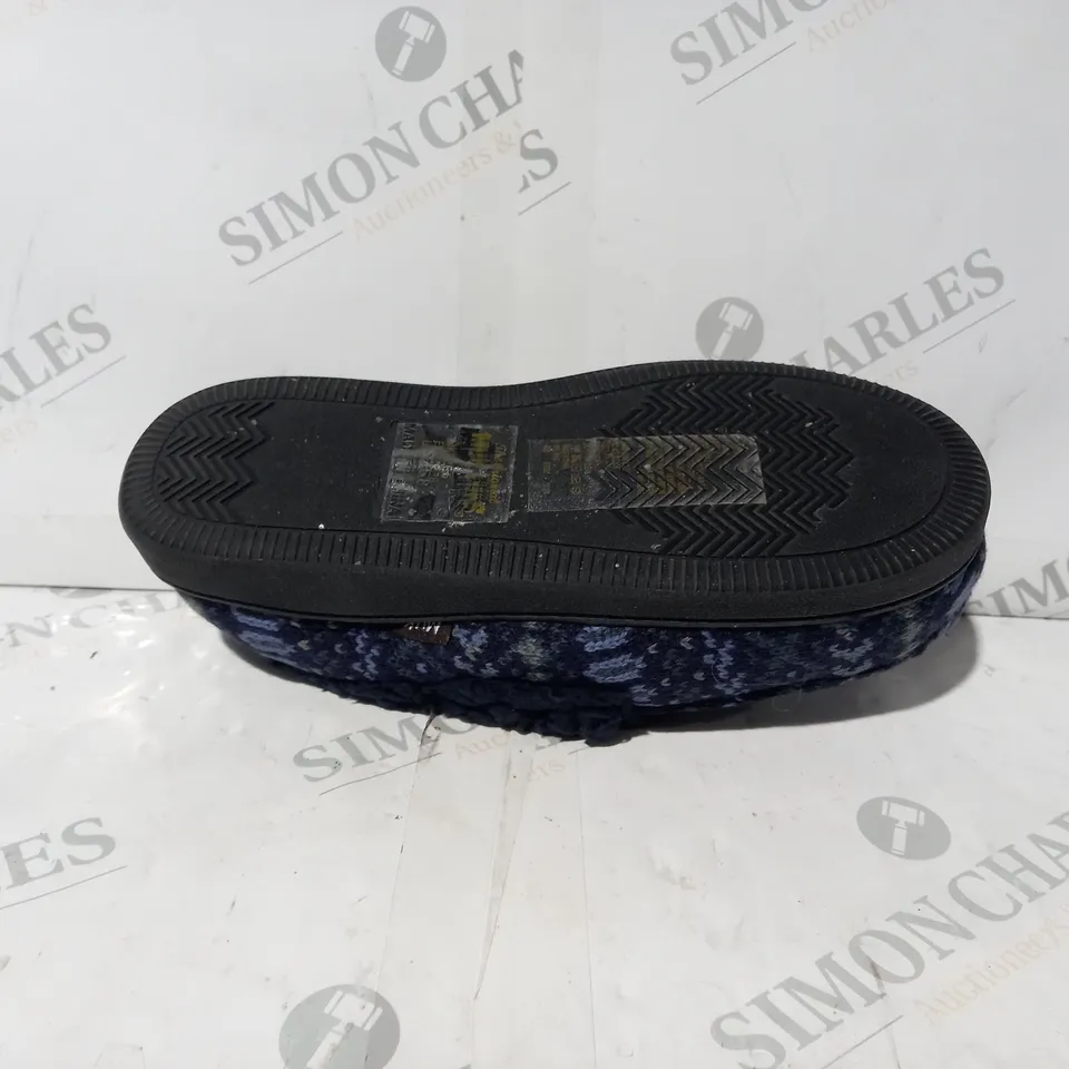 PAIR OF MUK LUKS ANAIS SLIPPERS IN BLUE UK SIZE 6