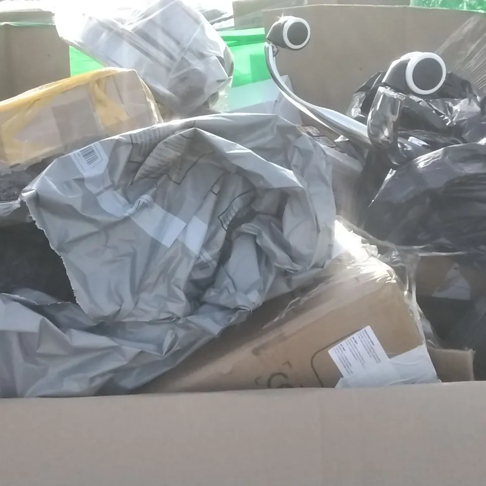 PALLET OF ASSORTED ITEMS INCLUDING MAGNETIC DART BOARD, PELONIS HEATER, CHRISTMAS TREE, GADGET PRISON, TOY ARCHERY SET, PUSH UP STANDS
