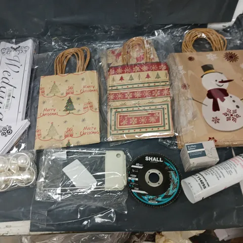 BOX OF APPROXIMATELY 8 ASSORTED ITEMS TO INCLUDE - SHALL FLSP DISC, CHRISTMAS BAGS, AND WEDDING ARROW ETC. 