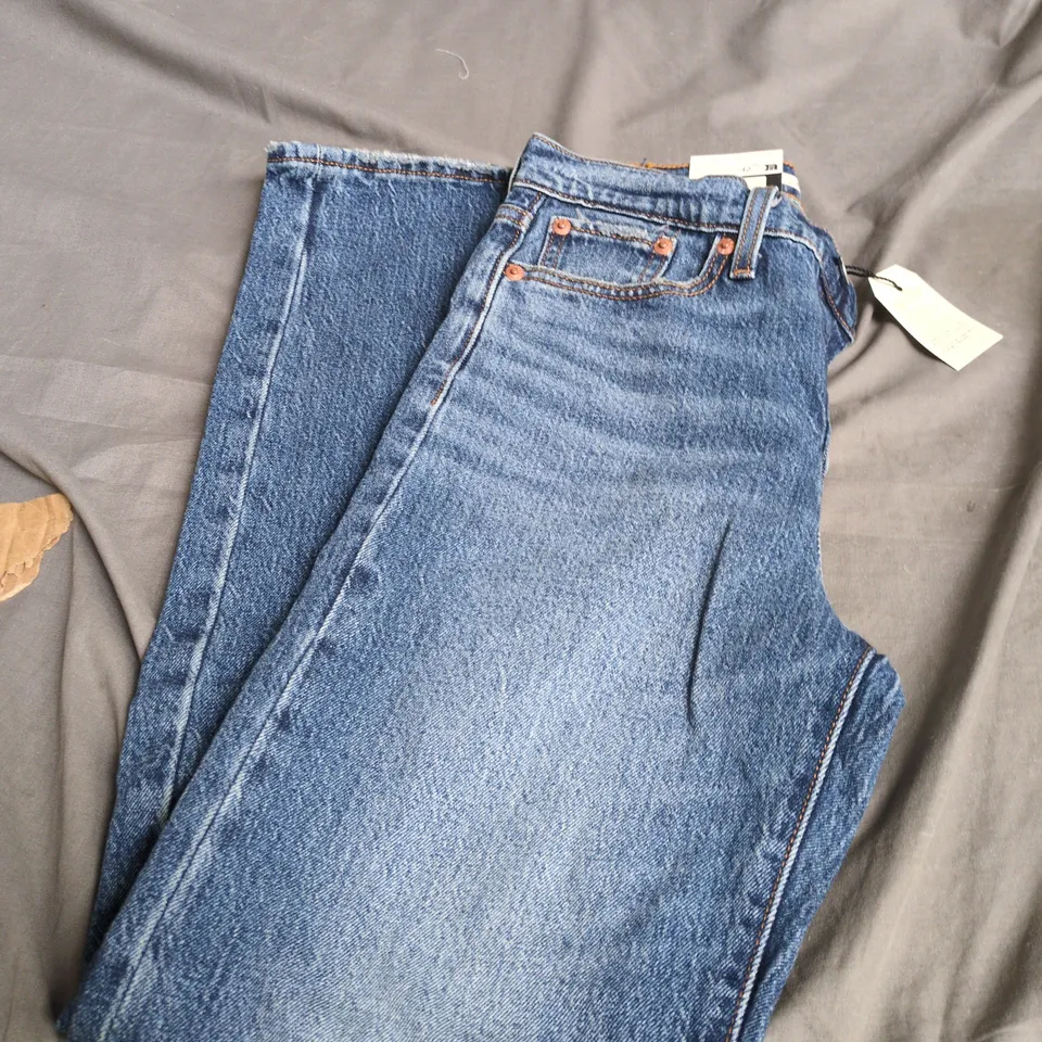 LEVI'S WEDGIE STRAIGHT JEANS – WOMEN'S UK 6 (26IN WAIST, 30IN INSEAM)