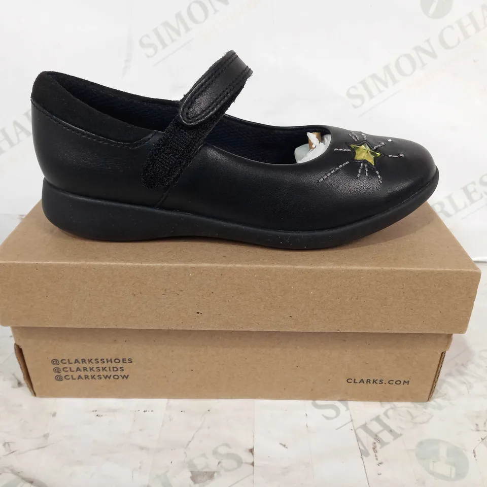 BOXED PAIR OF CLARKS ETCH SPARK KIDS SHOES IN BLACK UK SIZE 11.5