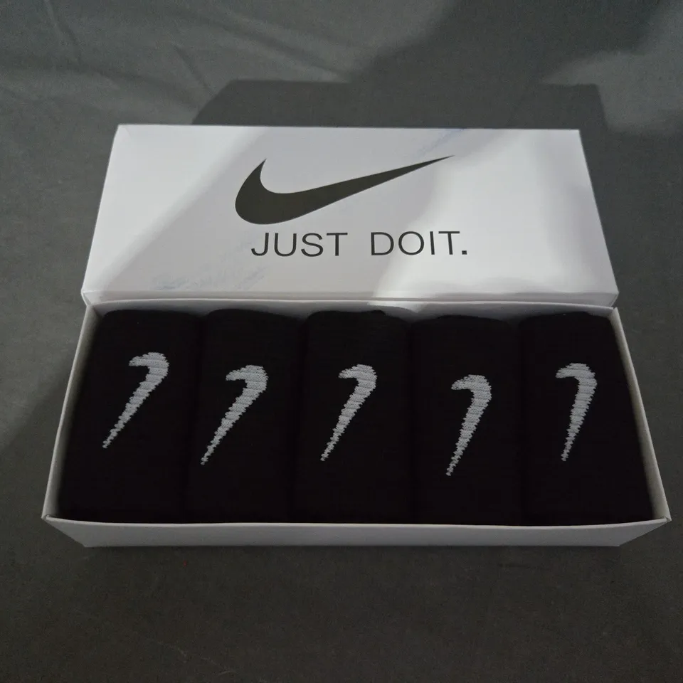 PACK OF 5 BLACK NIKE SOCKS - SIZE UNSPECIFIED